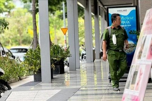 Bé trai trong nghi án 'chồng tấn công vợ con rồi nhảy lầu tự tử' được hỗ trợ tâm lý