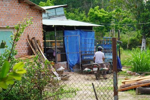 Lò nấu mỡ bò 'chui' trong khu dân cư