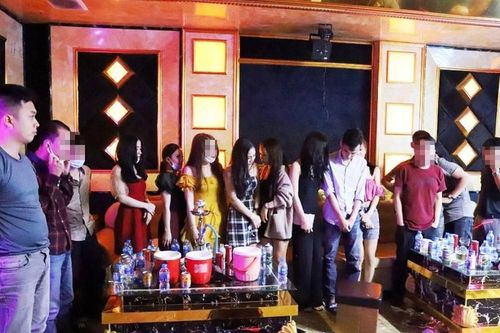 Hà Nội: Đột kích quán karaoke, bắt giữ nhóm đối tượng đang 'thác loạn'