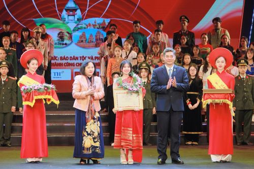 Cô học trò tiêu biểu người dân tộc Khmer vùng Đất Mũi