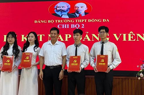 4 học sinh Trường THPT Đống Đa được kết nạp Đảng