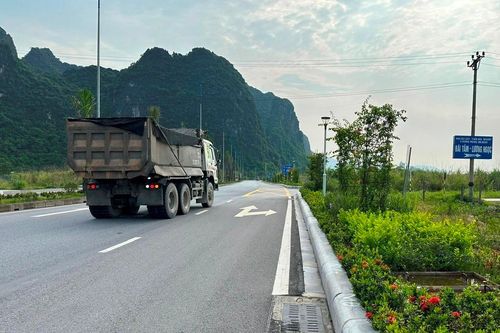 Xe Hổ vồ chạy trái phép vẫn náo loạn đường bao biển ở Quảng Ninh