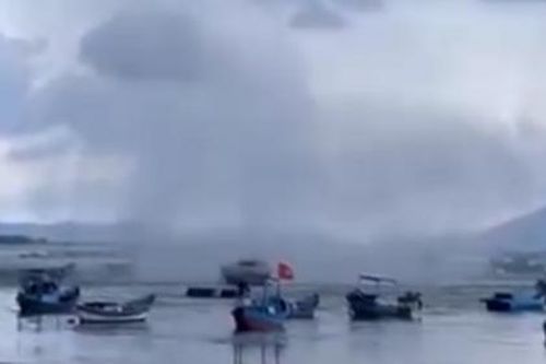 Vòi rồng cao 1.000m đánh bay tàu, ghe ở biển Khánh Hòa