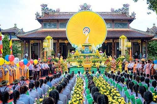 Những sắc màu yên bình mùa Phật đản xứ Huế