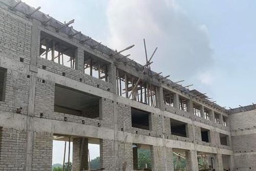 Nhà thầu 'mất tích', công trình cấp thiết cho học sinh được xử lý ra sao?