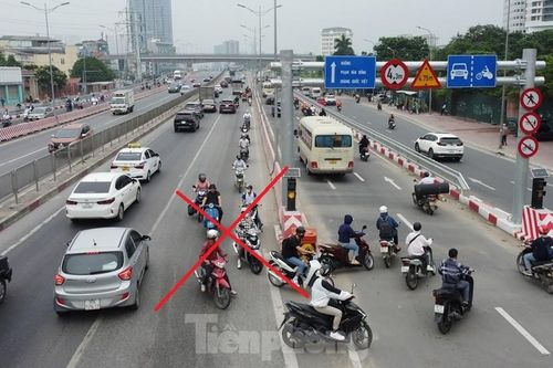 Cầu vượt thép Mai Dịch tăng cường hàng cọc tiêu để chống xe lấn làn