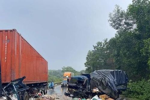 Xe tải và container đối đầu, 4 người bị thương nặng