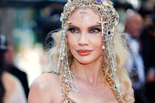 'Búp bê sống' gây sốc khi mặc như không trên thảm đỏ Cannes