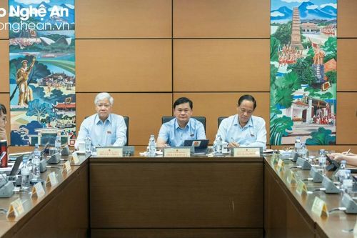 Đoàn ĐBQH Nghệ An thảo luận tại tổ về phát triển kinh tế - xã hội và ngân sách nhà nước