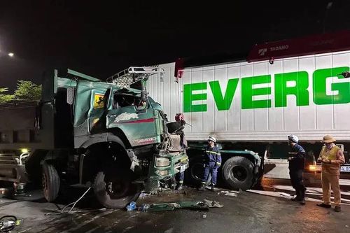 Hà Nội: Xe tải đối đầu xe container, lái xe tải mắc kẹt trong cabin ôtô