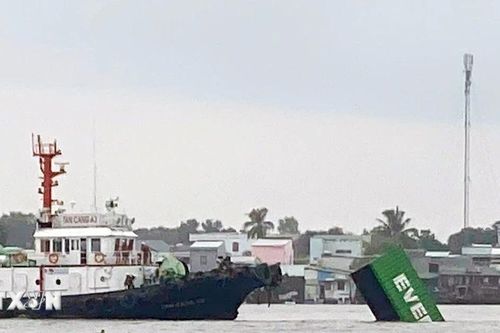 TP Hồ Chí Minh: Tàu hàng va chạm sà lan, nhiều container rơi xuống sông Đồng Nai