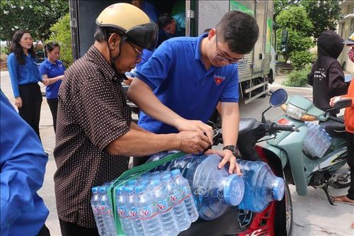 Trao tặng nước ngọt và bồn chứa cho người dân vùng hạn mặn