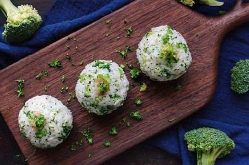 Cơm nắm phiên bản dành cho người lười ăn rau, đẹp 'lạ' đến trẻ con còn thích mê