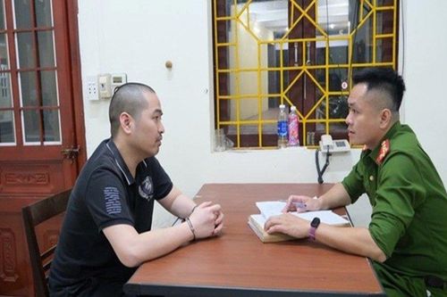 Tạm giữ kẻ lừa tiền 'chạy' vào ngành công an rồi bỏ trốn ra nước ngoài
