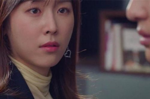 Mẹ bạn trai mời đến nhà ăn tối, tôi sững sờ vì người phụ nữ lạ xuất hiện nhưng bàng hoàng hơn là cặp mắt sắc ở trên tầng 2