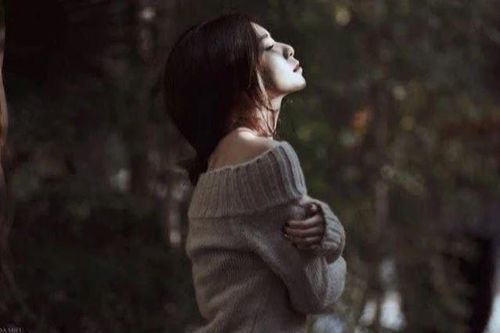 Mỗi sáng ngủ dậy, bạn trai luôn đặt tờ 100 nghìn đồng trên bàn để rồi khi biết lý do mà tôi lặng người