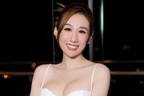 Vàng đang bão giá nhưng TikToker này vẫn mua... cả ký làm quà, hứng lên 'quất' luôn xế hộp chục tỷ: Hóa ra là phú bà nổi tiếng Bạc Liêu