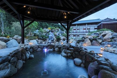 Trải nghiệm 'chill phết' khi đi xe bus miễn phí đến Yoko Onsen Quang Hanh