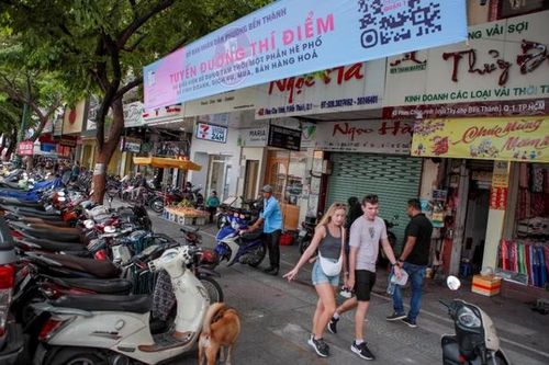 Vỉa hè TPHCM thông thoáng, ngăn nắp hơn sau thu phí