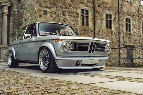 Xế cổ BMW 2002 hỏng nặng được phục chế như mới