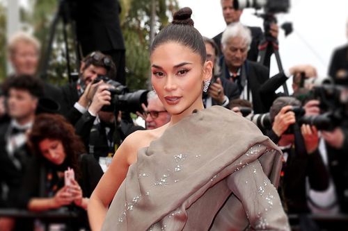 Đang tạo dáng hôn gió, Miss Universe 2015 bất ngờ bị an ninh 'đuổi' khỏi thảm đỏ Cannes