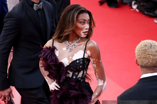 Thảm đỏ Cannes ngày 9: Người mẫu bạch biến chiếm spotlight, Hoa hậu Hoàn cầu kém sắc