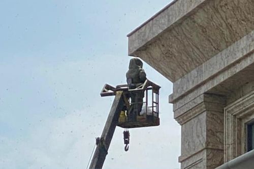 Khách sạn phá tổ ong, 4 người gặp nạn