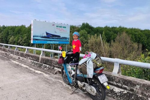 Mẹ trẻ người Dao và con trai 4 tuổi mắc võng, ngủ lều giữa rừng, 2 lần thực hiện hành trình xuyên Việt