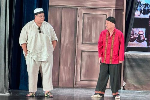 Cha con nghệ sĩ Hoàng Sơn hội ngộ trên sân khấu kịch
