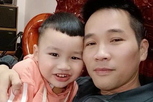 Người cha đã tìm gặp được con trai sau 2 năm bị vợ cũ mang đi giấu