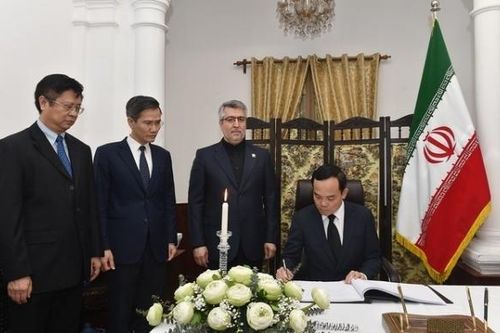 Phó Thủ tướng Trần Lưu Quang ghi sổ tang, tưởng niệm vụ tai nạn máy bay tại Iran