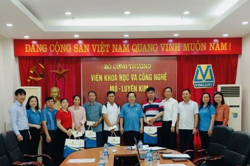 Công đoàn Công Thương Việt Nam: Trao quà cho người lao động Viện Khoa học và Công nghệ Mỏ - Luyện kim