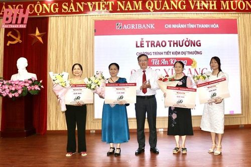 Agribank Thanh Hóa trao thưởng chương trình tiết kiệm dự thưởng 'Tết an khang - Rước xế sang'