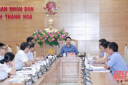 Phó Chủ tịch UBND tỉnh Lê Đức Giang nghe báo cáo tình hình thực hiện một số dự án tiêu úng trên địa bàn