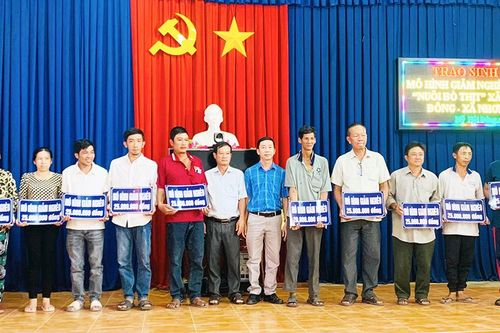 Trao sinh kế cho 28 hộ dân 2 xã Mỹ Hội Đông và Nhơn Mỹ
