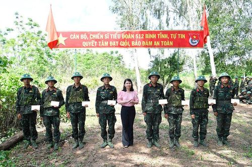 Phó Chủ tịch UBND huyện Tri Tôn Trần Minh Giang thăm chiến sĩ mới tại Trung đoàn 892