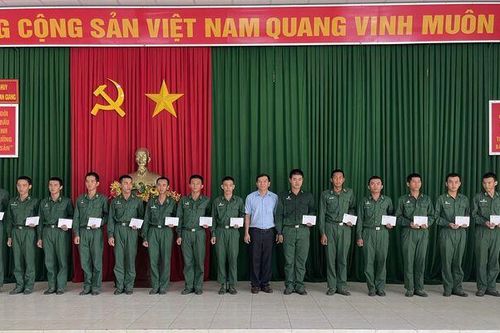 Chủ tịch UBND huyện Tri Tôn động viên chiến sĩ mới