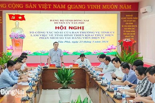 Nắm tình hình triển khai thực hiện phần mềm Sổ tay đảng viên điện tử tại Tân Phú
