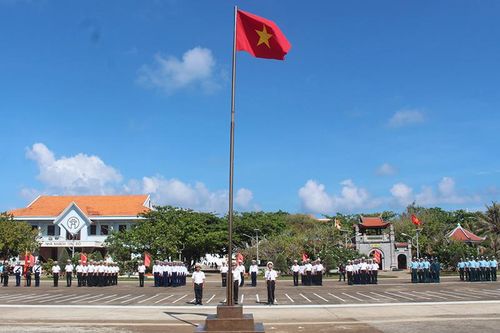 Thiêng liêng lễ chào cờ trên đảo Trường Sa Lớn
