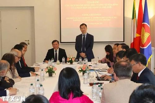 Biểu tượng về hòa bình của nhân dân Việt Nam và thế giới