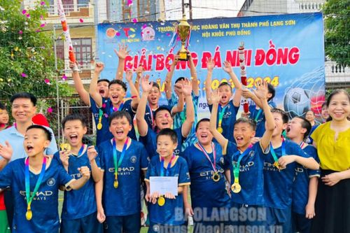 Trao 3 bộ huy chương cho các đội bóng xuất sắc nhất Giải bóng đá nhi đồng Trường Tiểu học Hoàng Văn Thụ (thành phố Lạng Sơn)