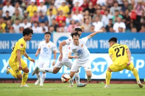 Thua đậm ngay trên sân nhà, Nam Định lại từ chối cơ hội bứt đi