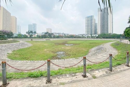 Hà Nội: Hồ điều hòa cạn trơ đáy, hóa vườn rau tại Khu đô thị Trung Văn