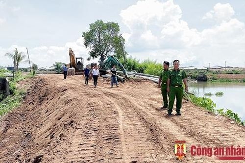 Kiểm tra làm rõ việc lợi dụng nạo vét ao cá để khai thác cát trái phép