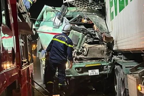 Xuyên đêm cứu lái xe mắc kẹt vụ va chạm container