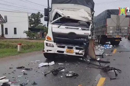 Đi sai phần đường quy định, hai xe tải đâm trực diện
