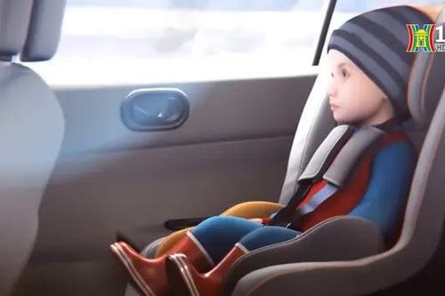 Đề xuất trẻ dưới 10 tuổi không ngồi ghế trước ô tô