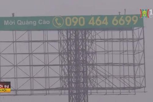 Khó xử lý biển quảng cáo tấm lớn trên cao tốc