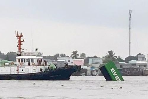 Tàu viễn dương va chạm sà lan trên sông Đồng Nai, 9 container rơi xuống sông