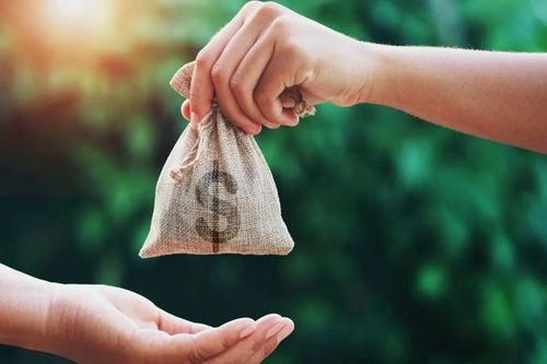 Bác ruột nói tôi ích kỷ, lương 30 triệu mà về quê cho cháu vài trăm nghìn đồng